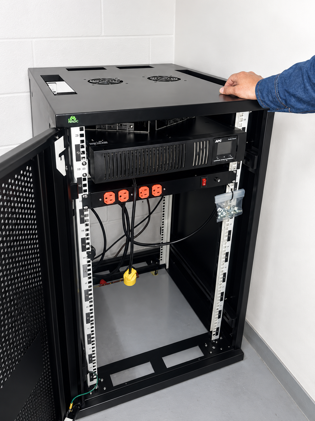 UPS industrial en rack — foto 1